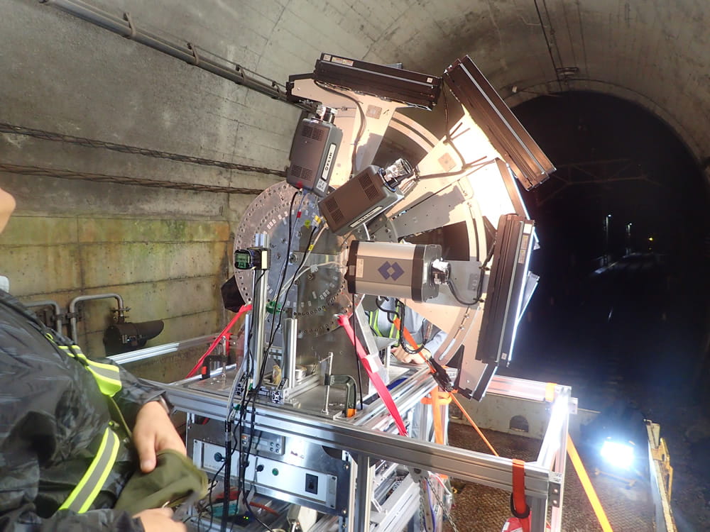 走行型赤外線撮影システムを用いたトンネル覆工面のうき・はく離、漏水調査